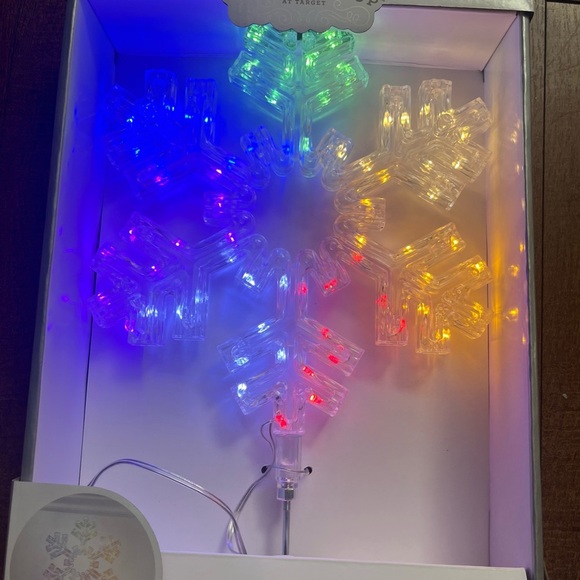 NWT  LED acrylic multicolored snowflake Christmas tree topper plug in dew drop - Picture 4 of 9